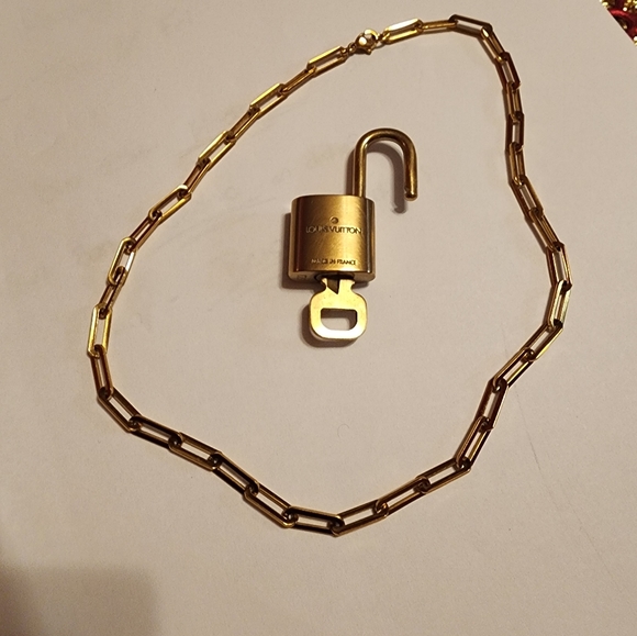 Authentic LV pad luck and key - Picture 4 of 4